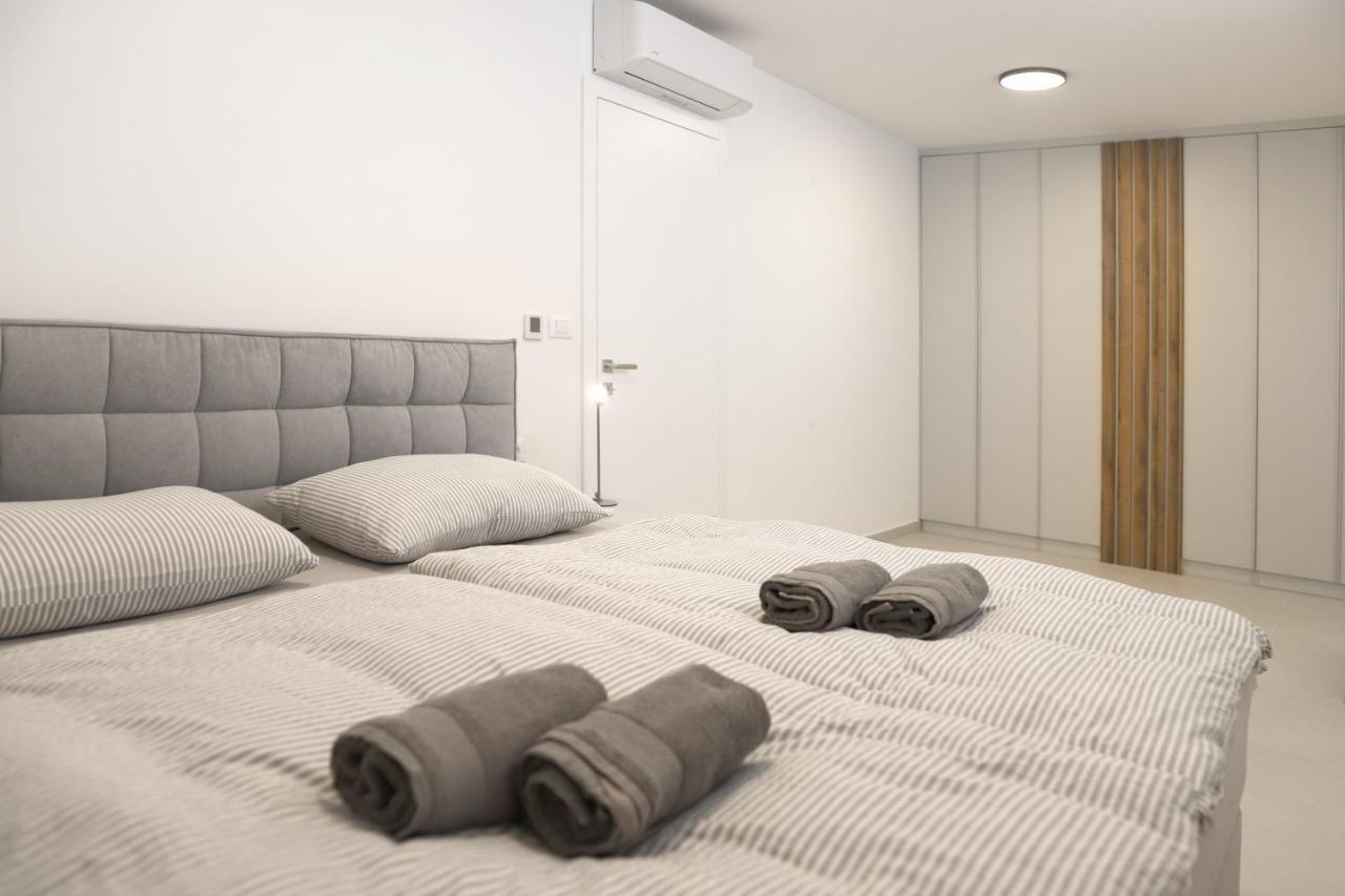 Brand New Apartment With Private Pool Njivice Bagian luar foto