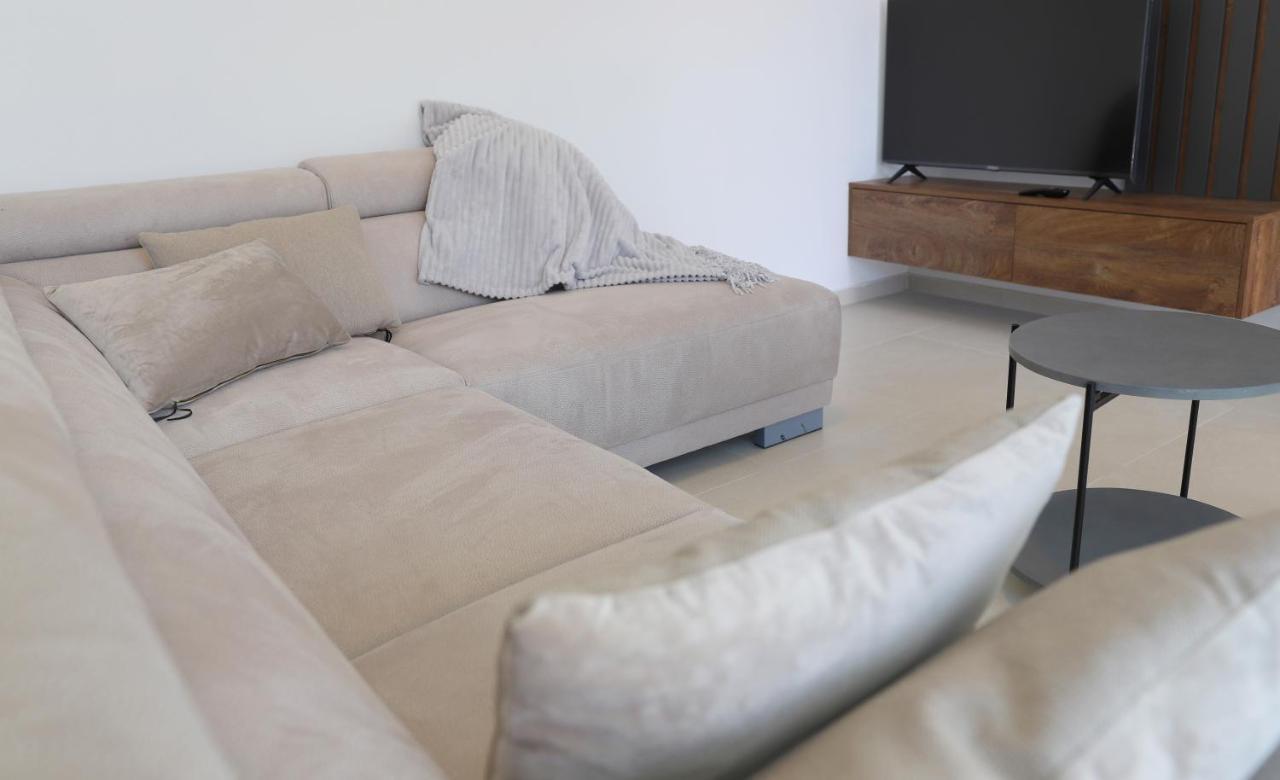 Brand New Apartment With Private Pool Njivice Bagian luar foto